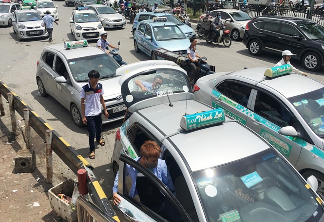 cuoc chien taxi thua lo taxi truyen thong se kien ai