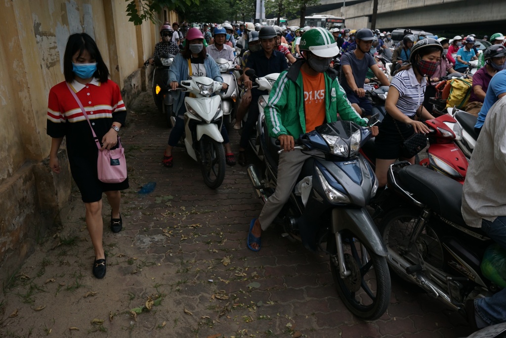 tan con duong dau kho o ha noi chua thay tac duong tren via he sao