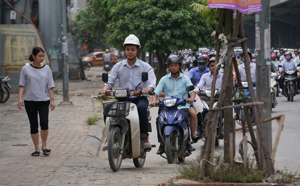 canh kho tin o ha noi tac duong tren via he