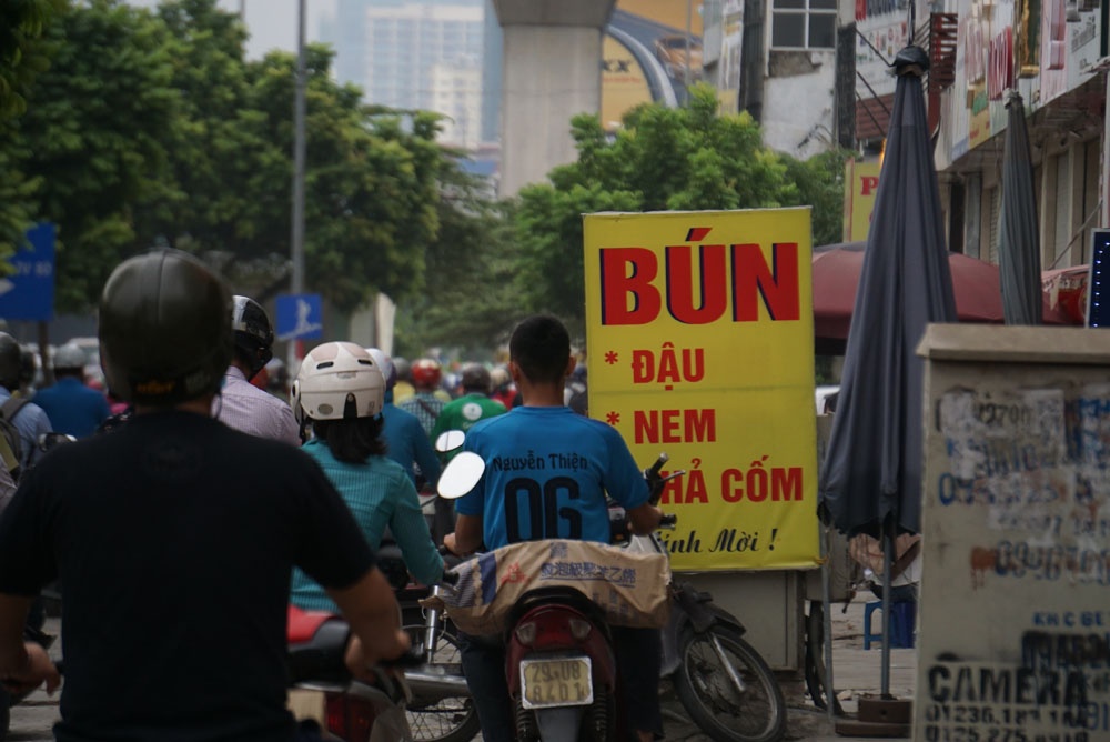 canh kho tin o ha noi tac duong tren via he