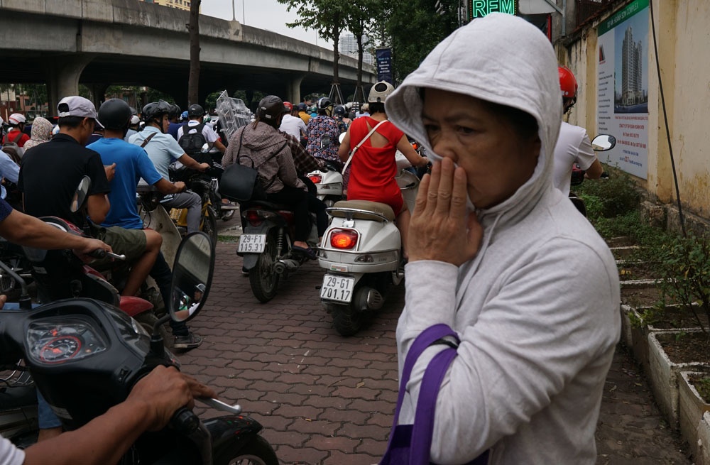 canh kho tin o ha noi tac duong tren via he