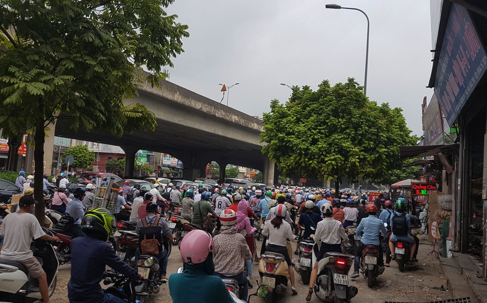 canh kho tin o ha noi tac duong tren via he