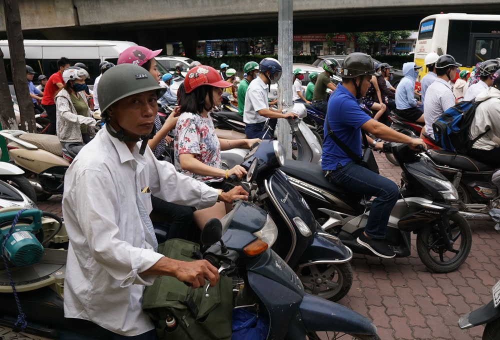 canh kho tin o ha noi tac duong tren via he