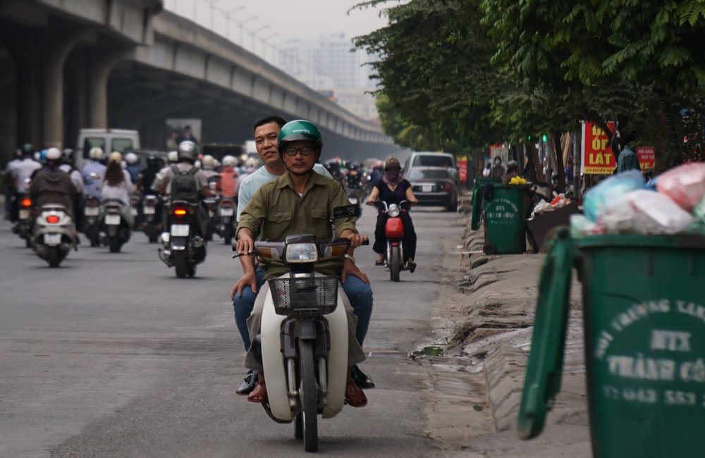 canh kho tin o ha noi tac duong tren via he