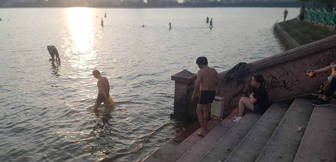 nguoi dan do ra ho tay tam mac ca chet boc mui tanh nong