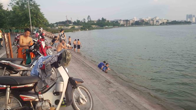 nguoi dan do ra ho tay tam mac ca chet boc mui tanh nong