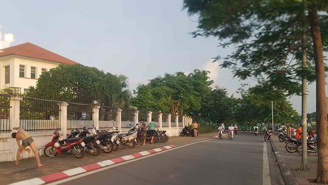 nguoi dan do ra ho tay tam mac ca chet boc mui tanh nong