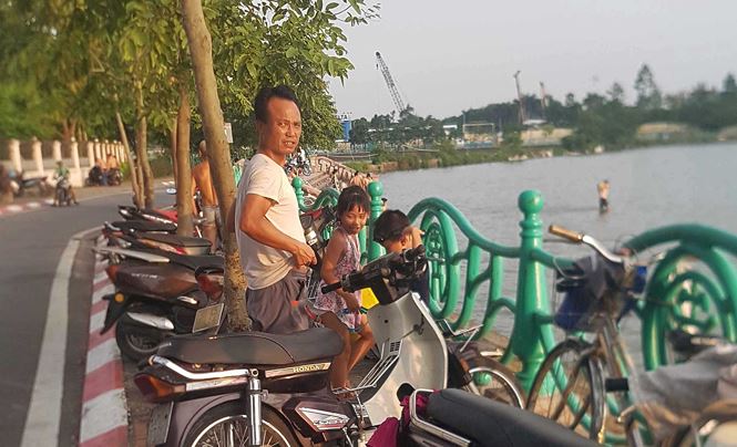 nguoi dan do ra ho tay tam mac ca chet boc mui tanh nong