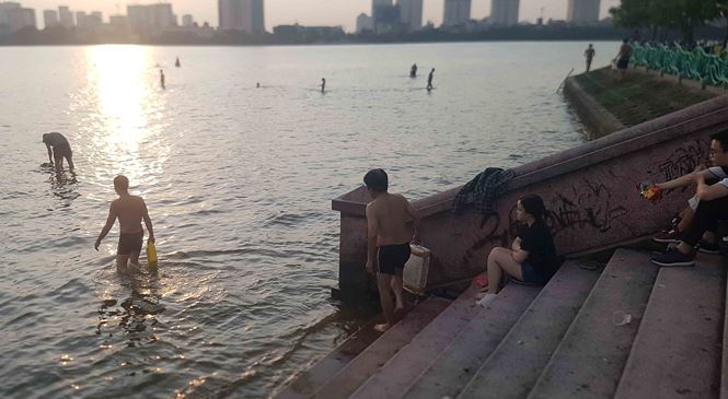 nguoi dan do ra ho tay tam mac ca chet boc mui tanh nong
