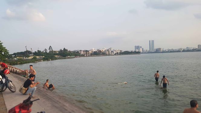 nguoi dan do ra ho tay tam mac ca chet boc mui tanh nong