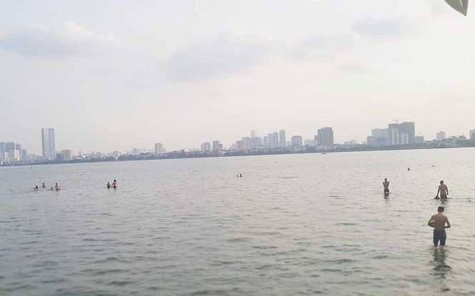 nguoi dan do ra ho tay tam mac ca chet boc mui tanh nong