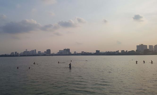 nguoi dan do ra ho tay tam mac ca chet boc mui tanh nong