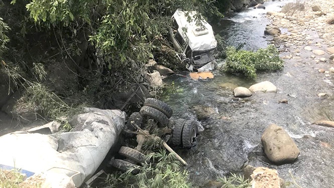 khoi to vu xe bon lao vao xe khach lam 16 nguoi thuong vong o lai chau