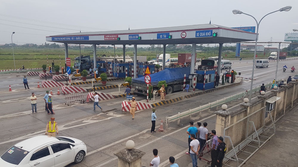 nhieu nguoi xua tay ra hieu tai xe khong tra phi o ql5