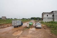 hoc sinh o ha noi phai vuot bun lay di hoc vi xe ne tram thu phi