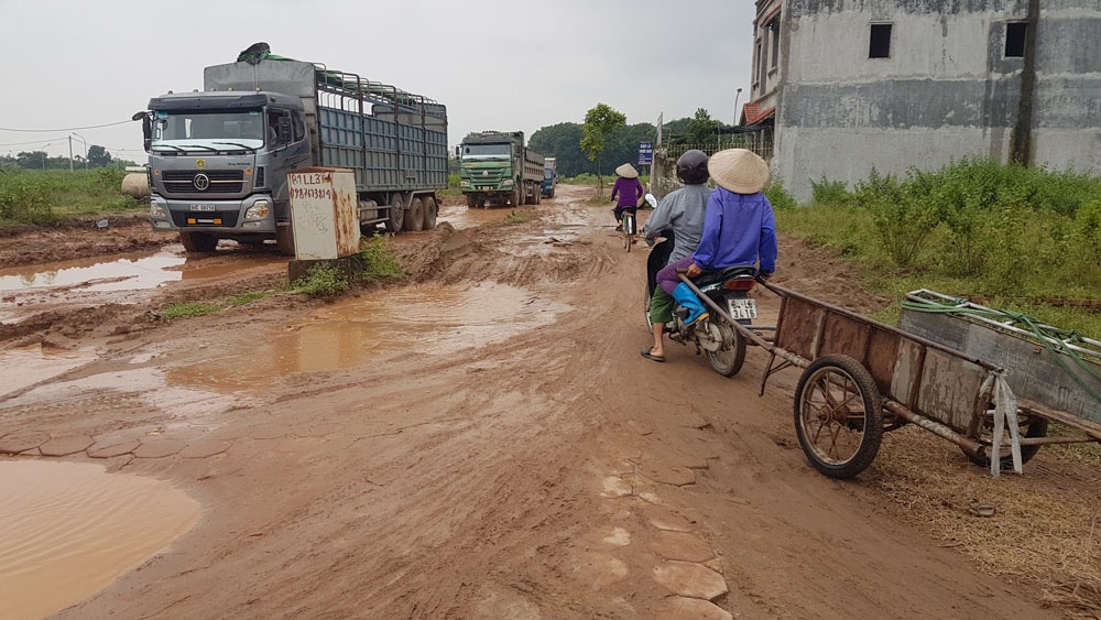 Học sinh ở Hà Nội phải 'vượt bùn lầy' đi học vì xe né trạm thu phí hoc sinh o ha noi phai vuot bun lay di hoc vi xe ne tram thu phi