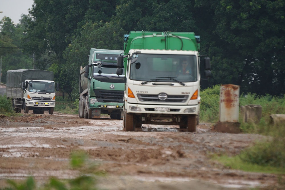 Học sinh ở Hà Nội phải 'vượt bùn lầy' đi học vì xe né trạm thu phí hoc sinh o ha noi phai vuot bun lay di hoc vi xe ne tram thu phi
