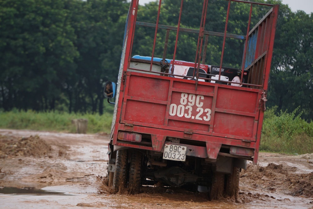Học sinh ở Hà Nội phải 'vượt bùn lầy' đi học vì xe né trạm thu phí hoc sinh o ha noi phai vuot bun lay di hoc vi xe ne tram thu phi