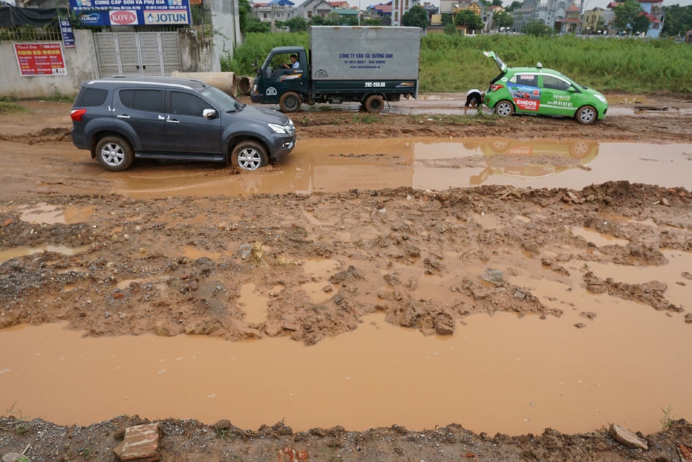 Học sinh ở Hà Nội phải 'vượt bùn lầy' đi học vì xe né trạm thu phí hoc sinh o ha noi phai vuot bun lay di hoc vi xe ne tram thu phi