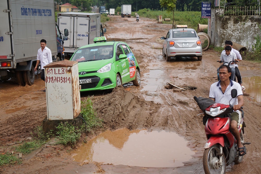 Học sinh ở Hà Nội phải 'vượt bùn lầy' đi học vì xe né trạm thu phí hoc sinh o ha noi phai vuot bun lay di hoc vi xe ne tram thu phi
