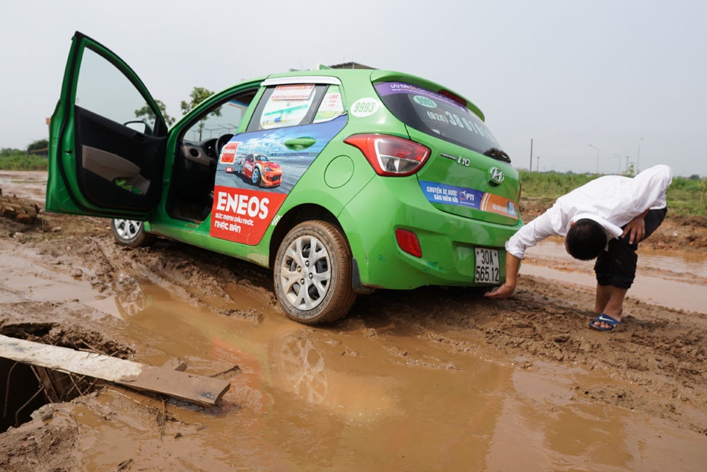 Học sinh ở Hà Nội phải 'vượt bùn lầy' đi học vì xe né trạm thu phí hoc sinh o ha noi phai vuot bun lay di hoc vi xe ne tram thu phi