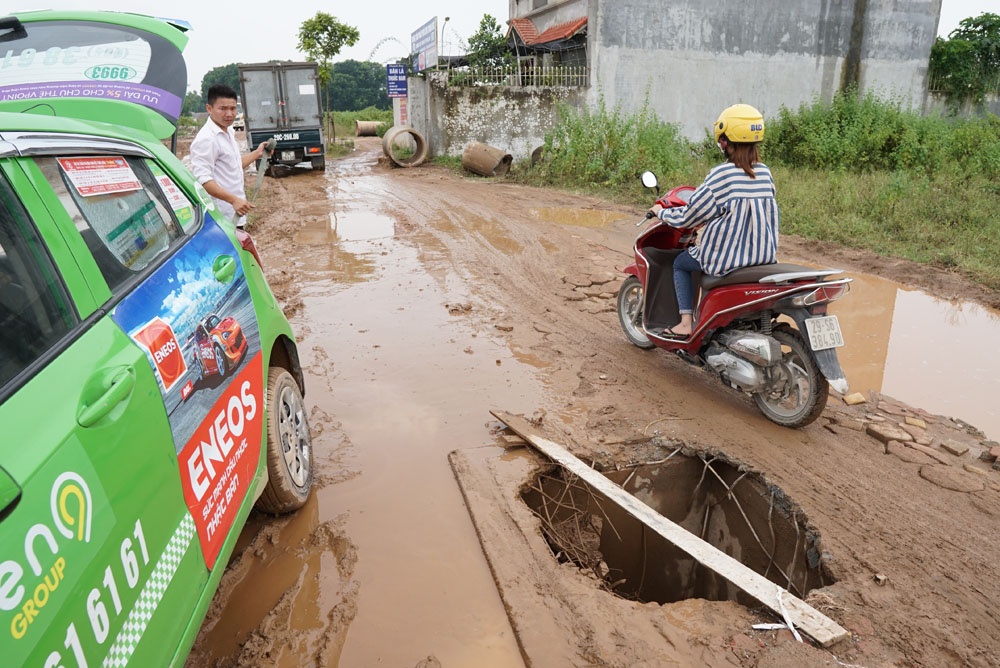 Học sinh ở Hà Nội phải 'vượt bùn lầy' đi học vì xe né trạm thu phí hoc sinh o ha noi phai vuot bun lay di hoc vi xe ne tram thu phi