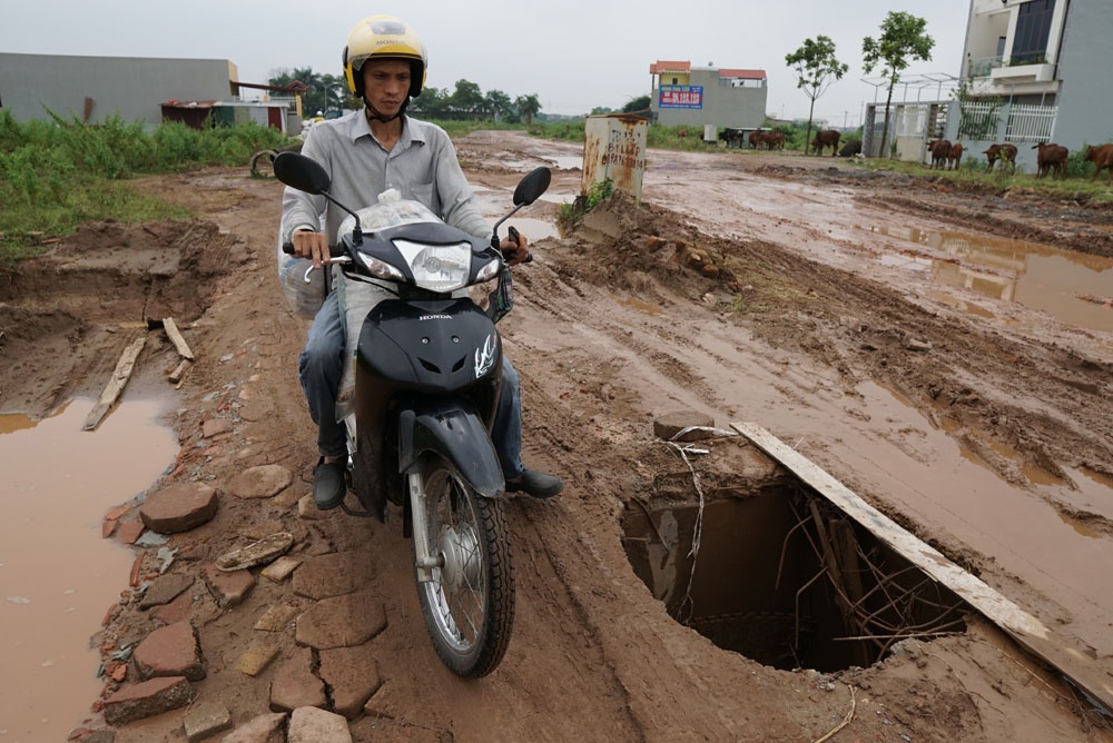 Học sinh ở Hà Nội phải 'vượt bùn lầy' đi học vì xe né trạm thu phí hoc sinh o ha noi phai vuot bun lay di hoc vi xe ne tram thu phi