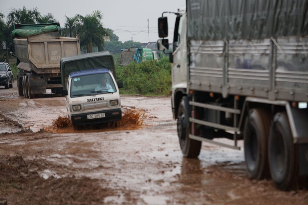 Học sinh ở Hà Nội phải 'vượt bùn lầy' đi học vì xe né trạm thu phí hoc sinh o ha noi phai vuot bun lay di hoc vi xe ne tram thu phi