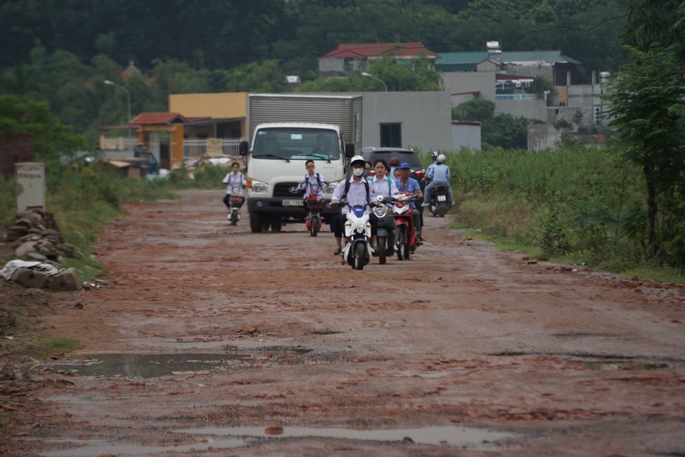 Học sinh ở Hà Nội phải 'vượt bùn lầy' đi học vì xe né trạm thu phí hoc sinh o ha noi phai vuot bun lay di hoc vi xe ne tram thu phi