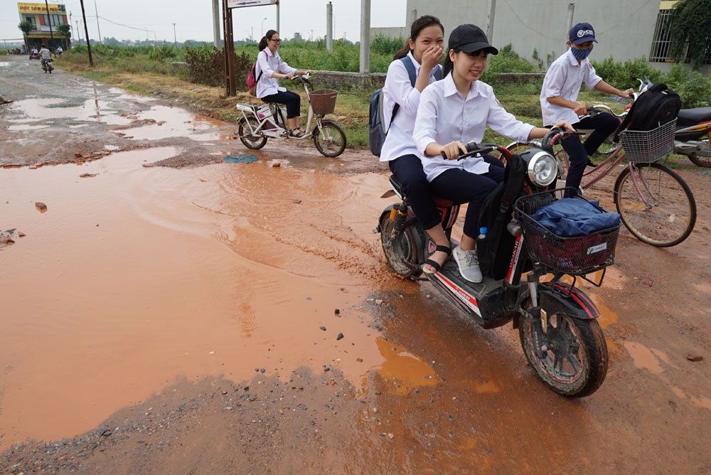 Học sinh ở Hà Nội phải 'vượt bùn lầy' đi học vì xe né trạm thu phí hoc sinh o ha noi phai vuot bun lay di hoc vi xe ne tram thu phi