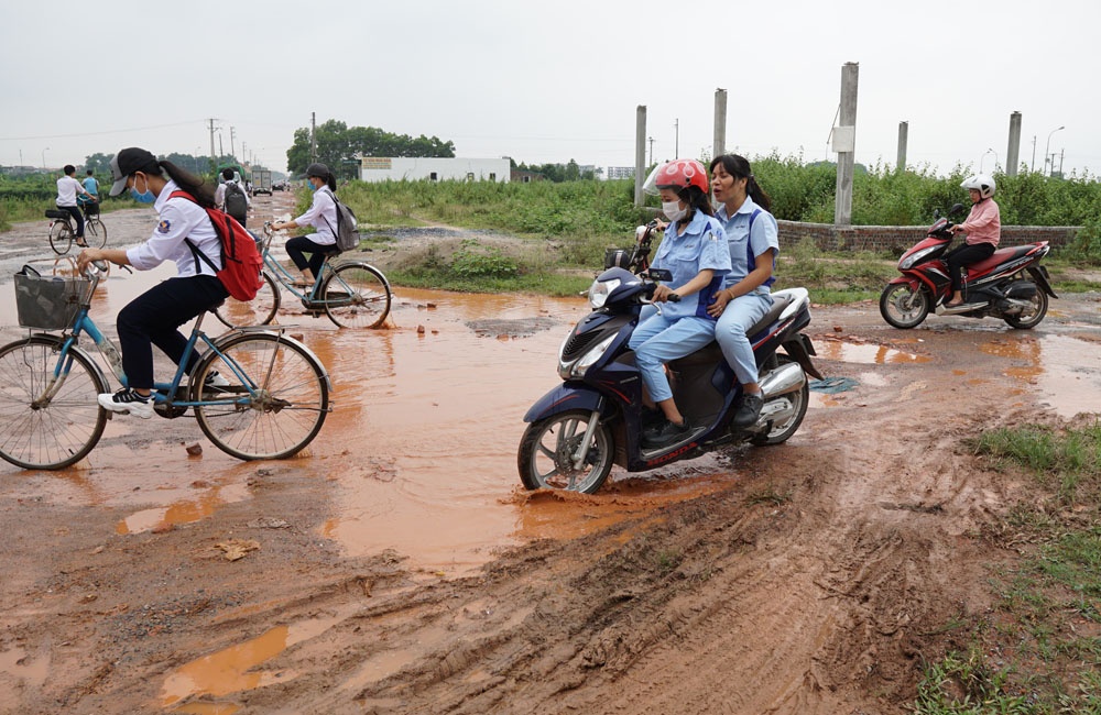 Học sinh ở Hà Nội phải 'vượt bùn lầy' đi học vì xe né trạm thu phí hoc sinh o ha noi phai vuot bun lay di hoc vi xe ne tram thu phi