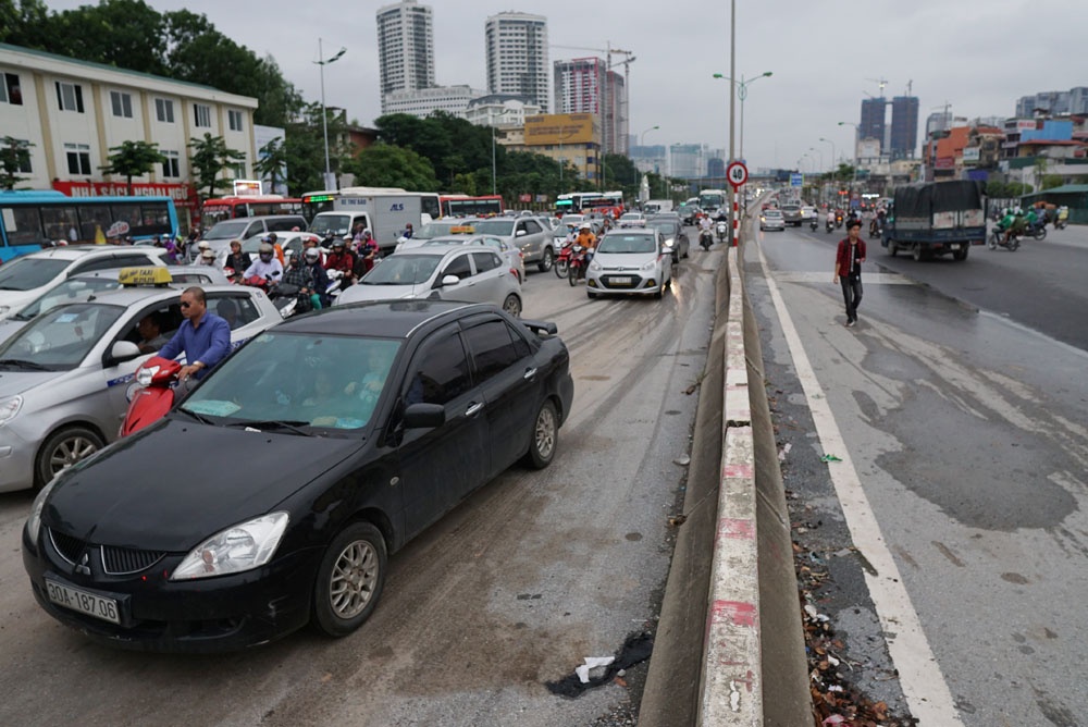 xe may dot nhapcong truong de tranh un tac tren duong pham van dong ha noi