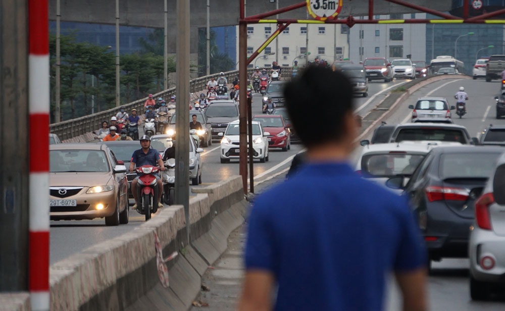 xe may dot nhapcong truong de tranh un tac tren duong pham van dong ha noi