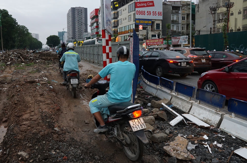 xe may dot nhapcong truong de tranh un tac tren duong pham van dong ha noi