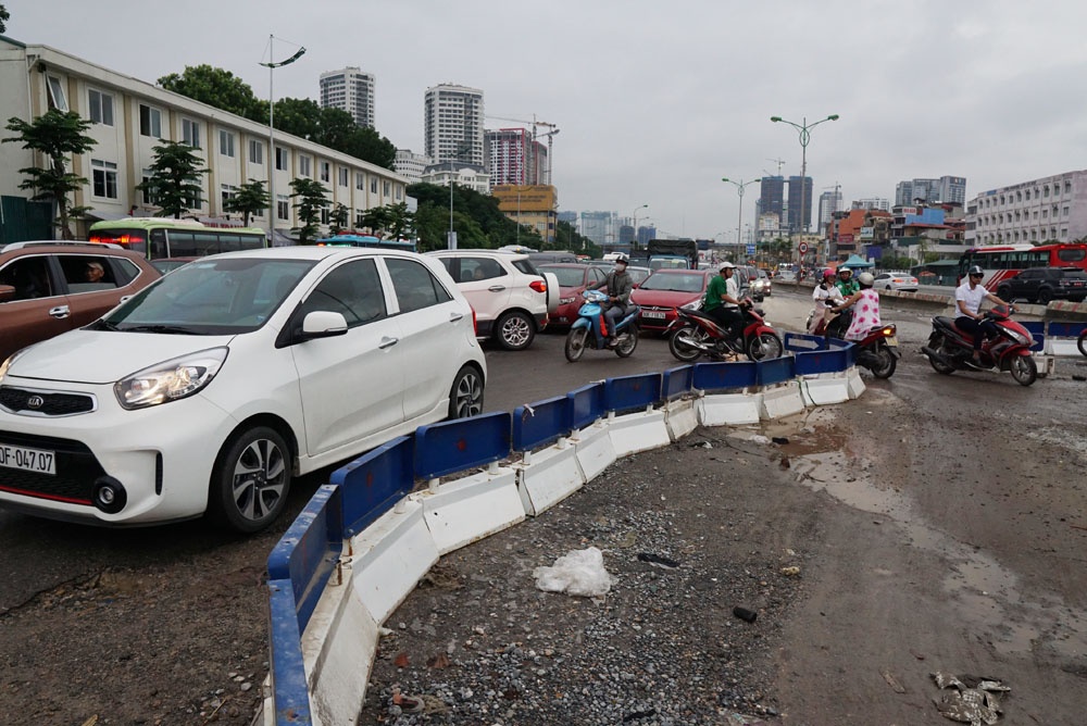 xe may dot nhapcong truong de tranh un tac tren duong pham van dong ha noi