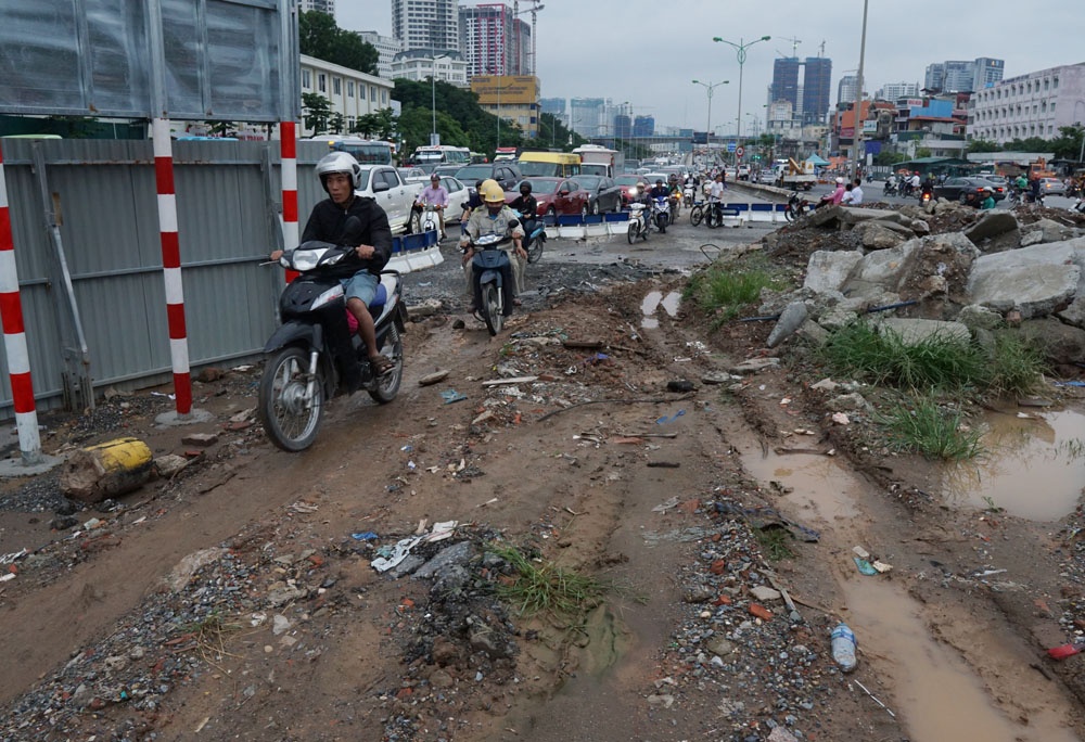 xe may dot nhapcong truong de tranh un tac tren duong pham van dong ha noi