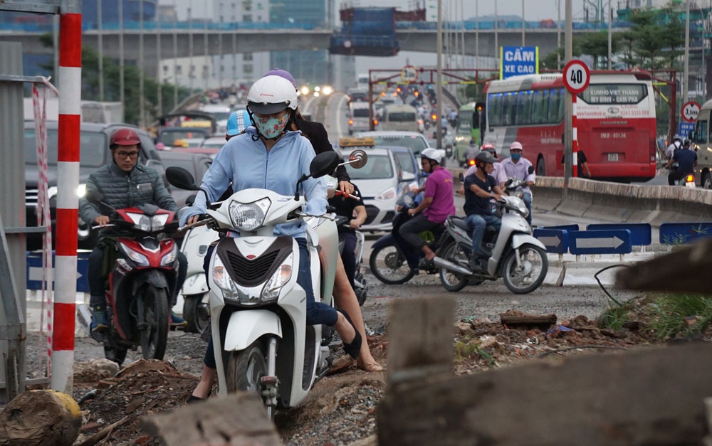 xe may dot nhapcong truong de tranh un tac tren duong pham van dong ha noi