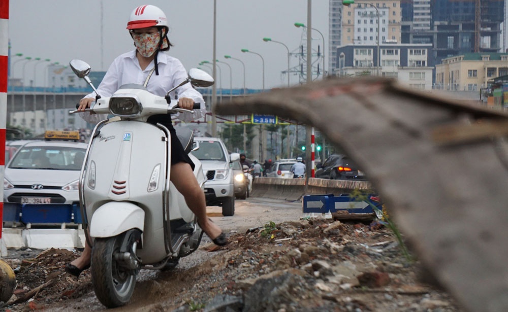 xe may dot nhapcong truong de tranh un tac tren duong pham van dong ha noi