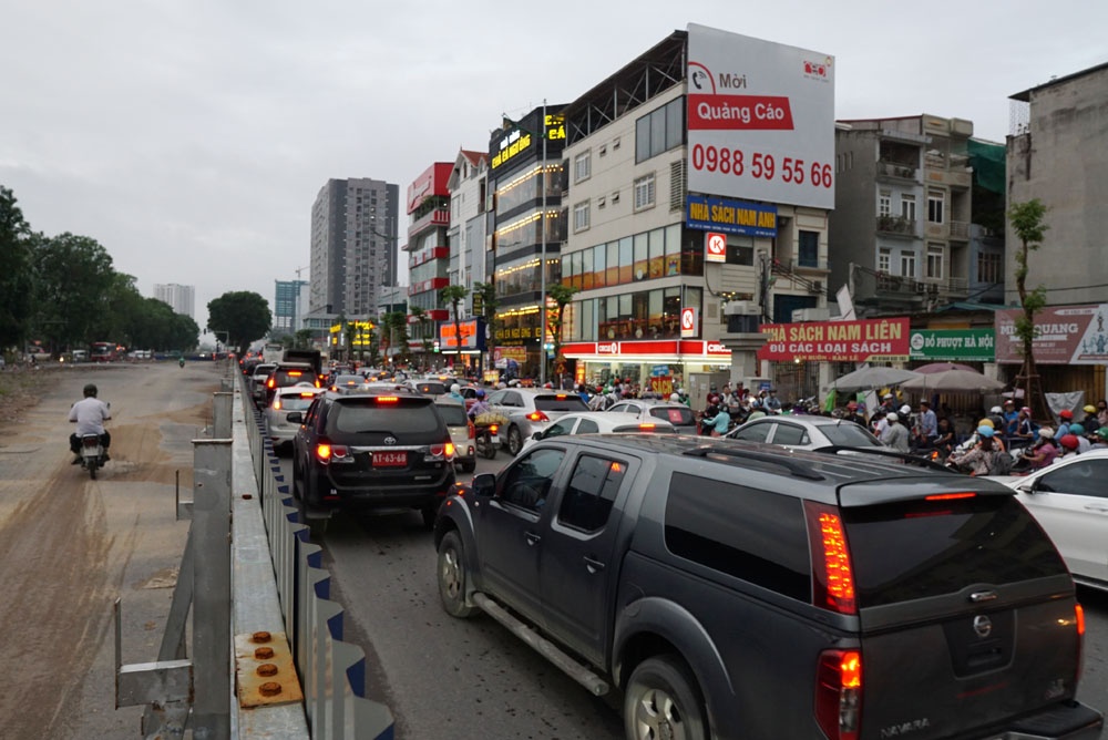 xe may dot nhapcong truong de tranh un tac tren duong pham van dong ha noi