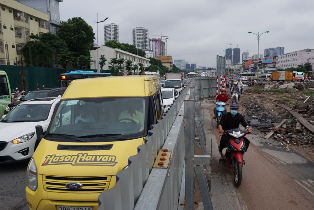 xe may dot nhapcong truong de tranh un tac tren duong pham van dong ha noi