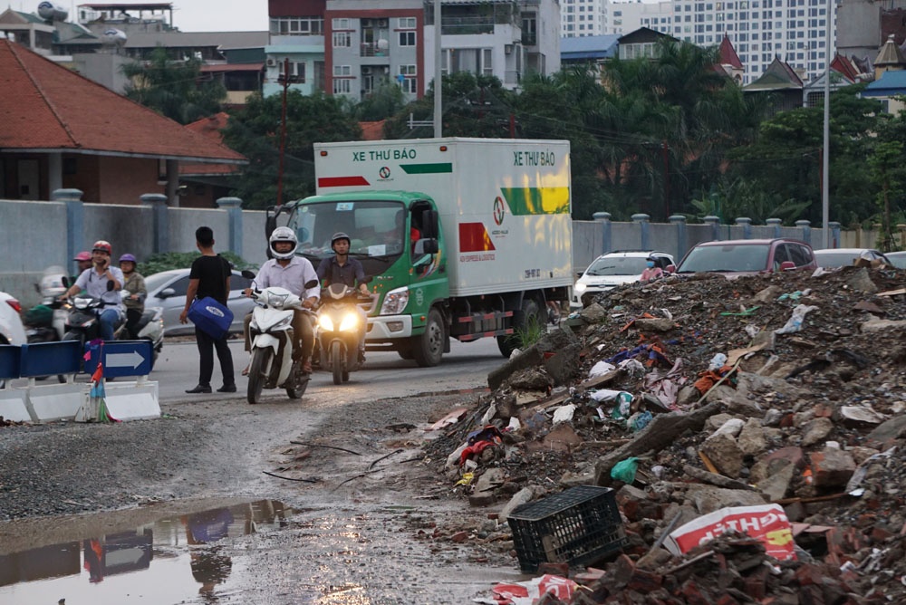 xe may dot nhapcong truong de tranh un tac tren duong pham van dong ha noi