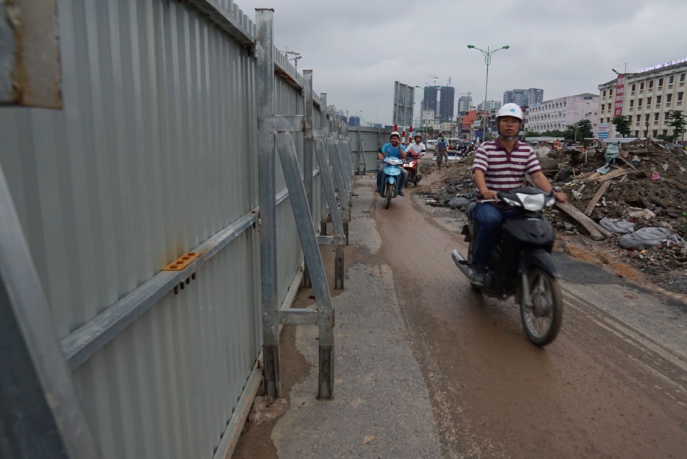 xe may dot nhapcong truong de tranh un tac tren duong pham van dong ha noi