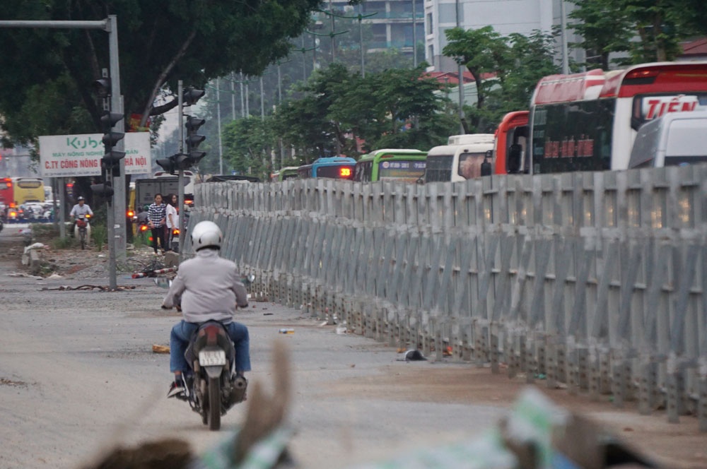 xe may dot nhapcong truong de tranh un tac tren duong pham van dong ha noi