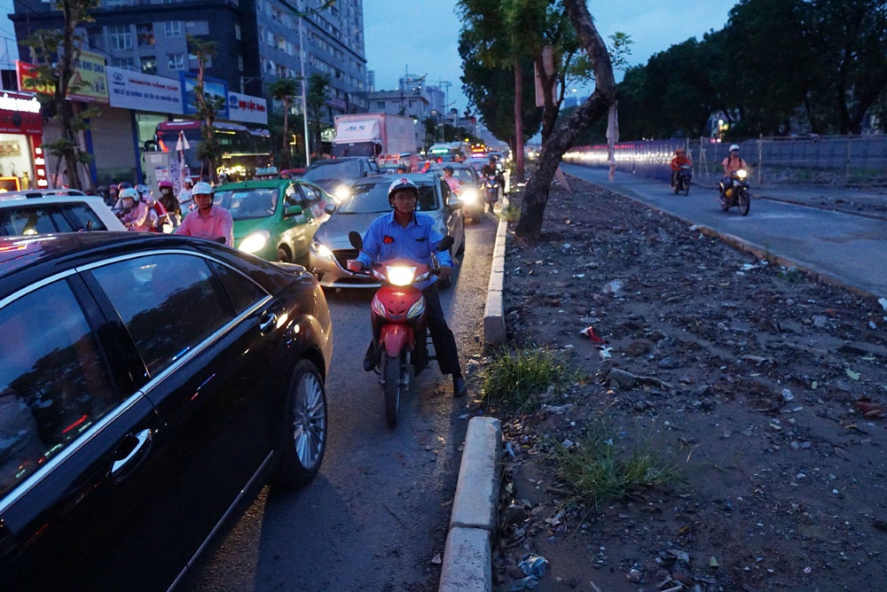 xe may dot nhapcong truong de tranh un tac tren duong pham van dong ha noi