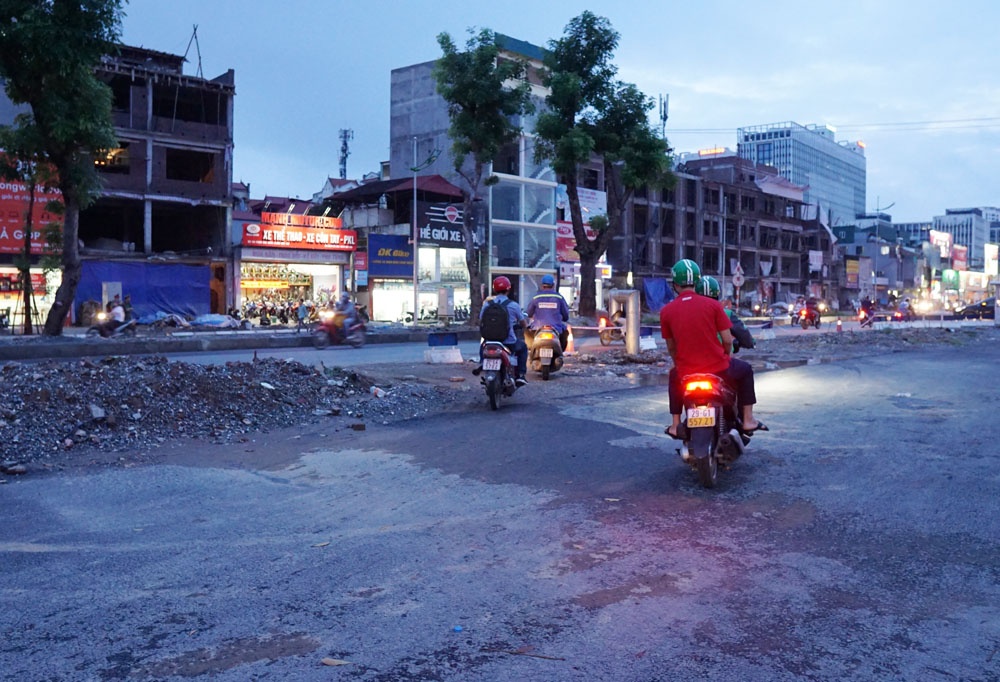 xe may dot nhapcong truong de tranh un tac tren duong pham van dong ha noi
