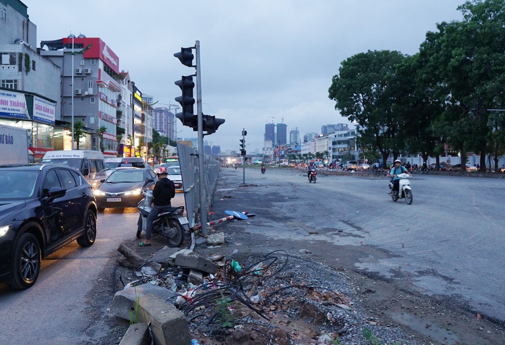 xe may dot nhapcong truong de tranh un tac tren duong pham van dong ha noi