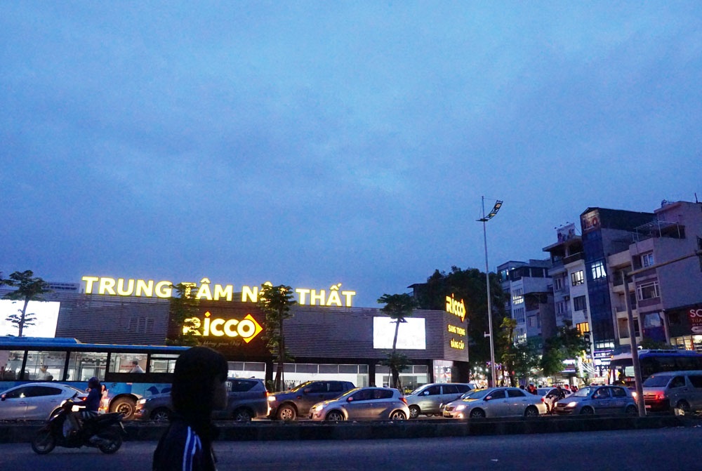 xe may dot nhapcong truong de tranh un tac tren duong pham van dong ha noi