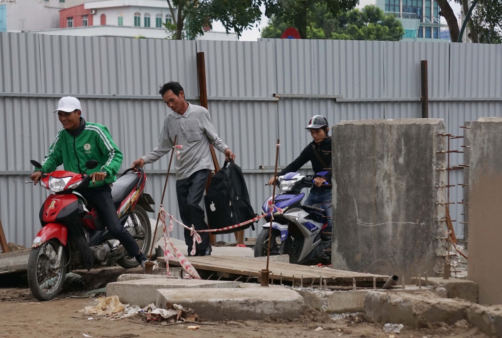 ne tac duong nguoi dan bat chap nguy hiem di vao cong trinh dang thi cong