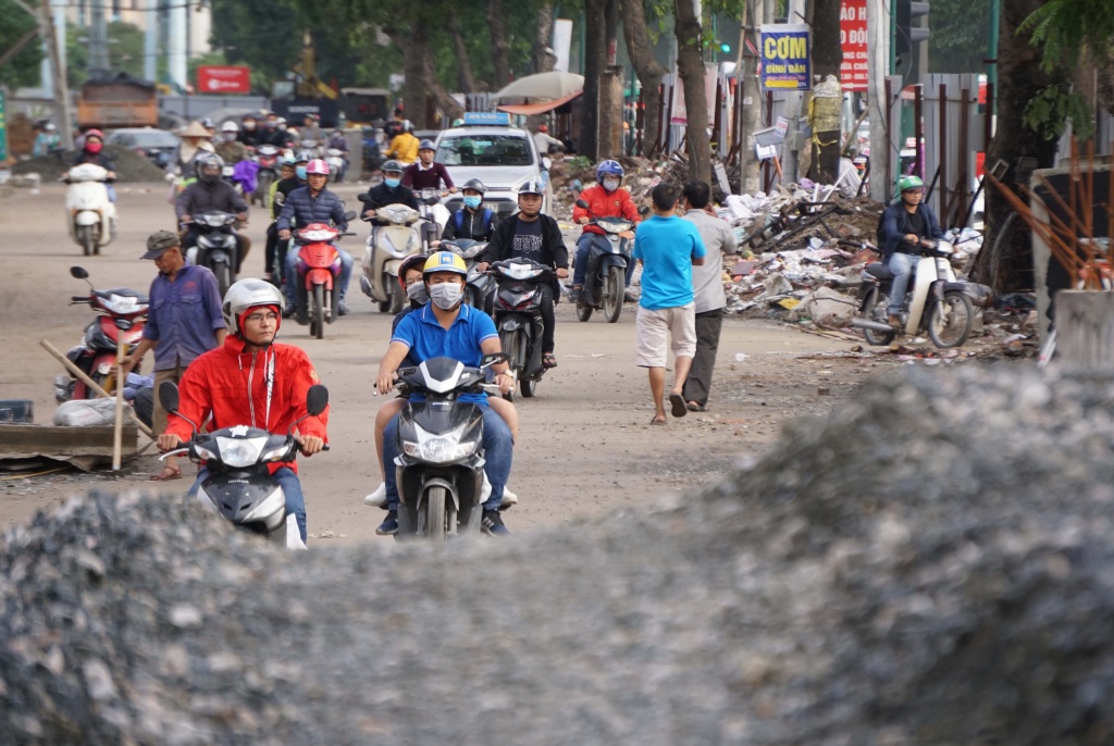 ne tac duong nguoi dan bat chap nguy hiem di vao cong trinh dang thi cong