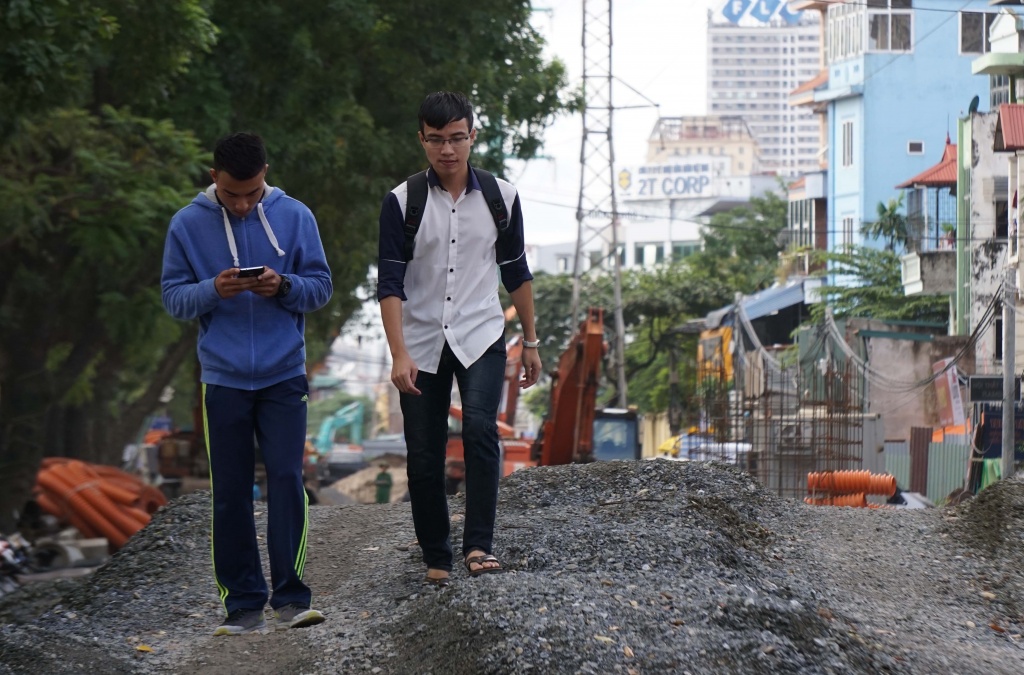 ne tac duong nguoi dan bat chap nguy hiem di vao cong trinh dang thi cong